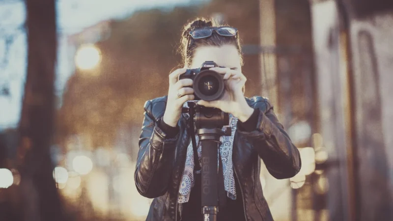 Sprzęt fotograficzny na start: niezbędnik do fotografii bez przepłacania